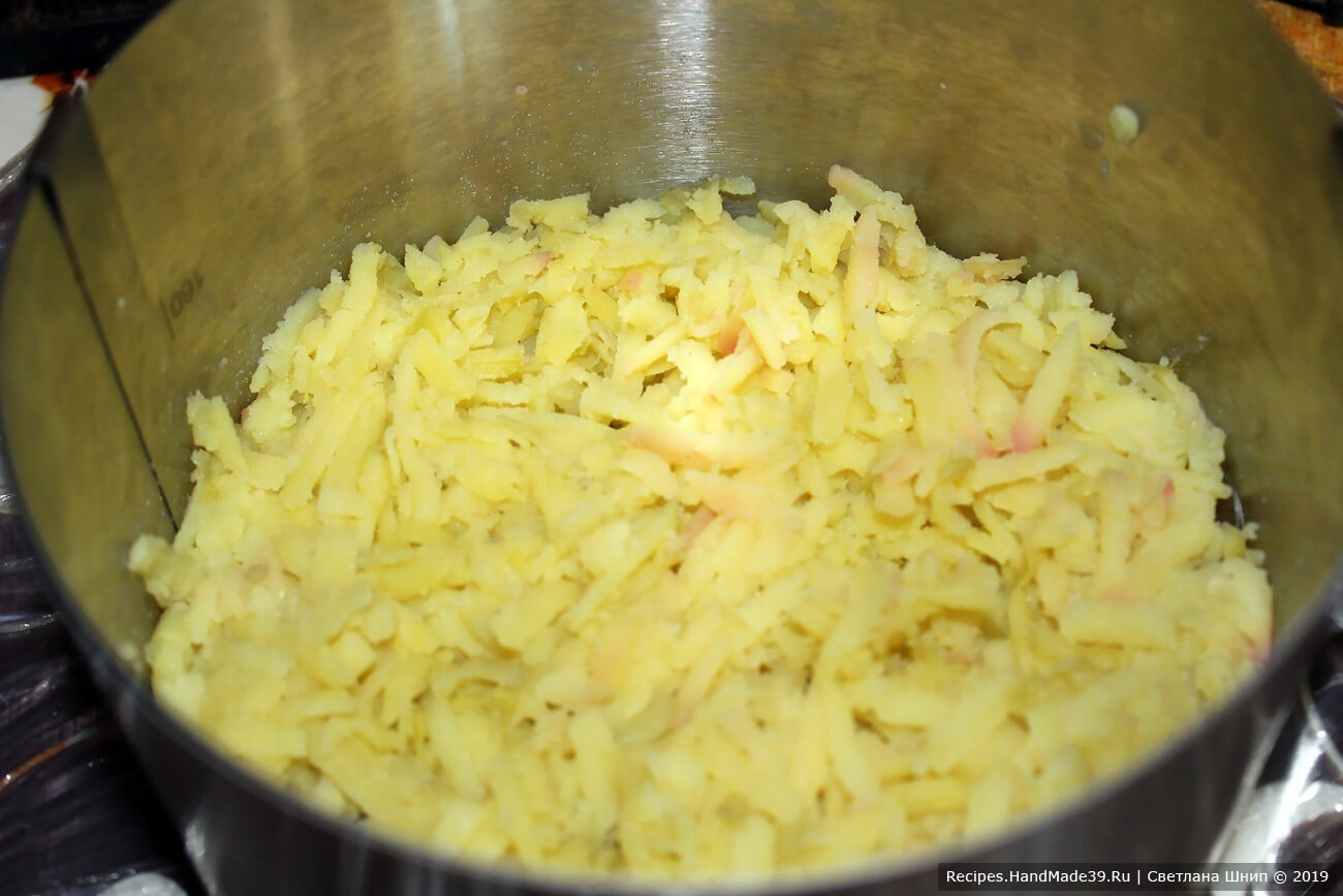Сельдь под шубой с желатином – фото шаг 1. 1-й слой салата – картофель. Распределить по дну, посолить