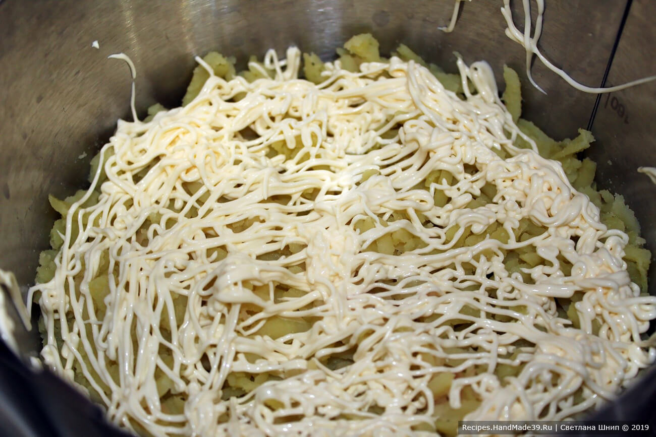 Сельдь под шубой с желатином – фото шаг 2. Майонез смешать с 50 г сыра маскарпоне. Промазать массой картофельный слой