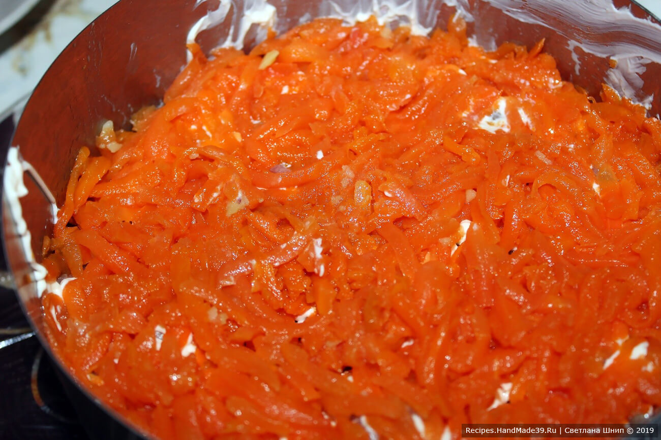 Сельдь под шубой с желатином – фото шаг 6. 4-й слой – морковь. Промазать 1/4 части майонезно-сырной массы