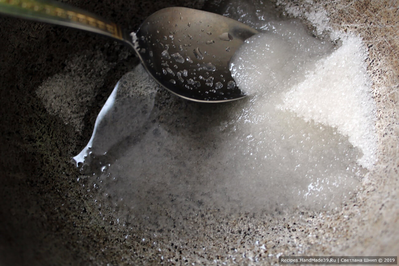 Приготовление сахарного сиропа для мандаринового пирога: соединить сахар и воду. Варить, пока сахар не растворится, остудить