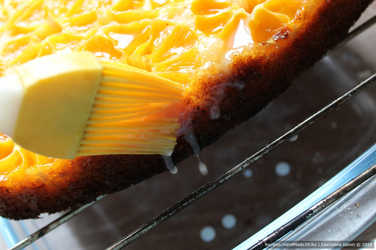 Выложить глазурь в кондитерский мешок, выдавить по краю пирога так, чтобы глазурь стекала по краям пирога (можно сделать это кулинарной кистью)