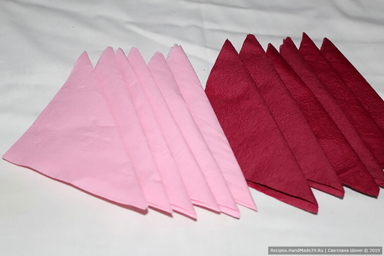Салфетки (6 штук одного цвета и 6 штук другого цвета) согнуть пополам по диагонали