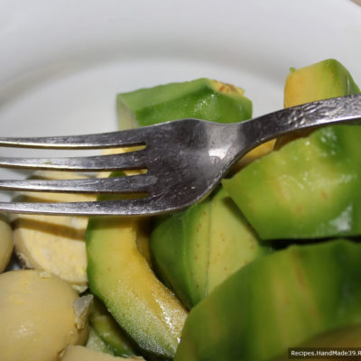 Соединить нарезанный авокадо и варёные желтки