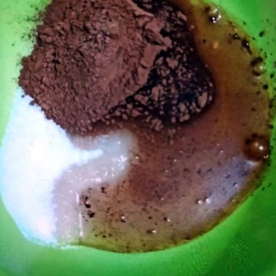 Соединить в кастрюльке бóльшую часть сахара (оставить пару ложек), воду, какао-порошок и растительное масло