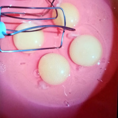 Яйца разбить в миску и взбить в течение нескольких минут в лёгкую пену