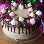 Шоколадный бисквитный торт с кремом и орехами