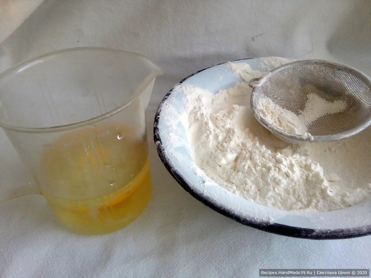 Приготовление теста для вареников: соединить соль, яйцо, муку и ледяную воду