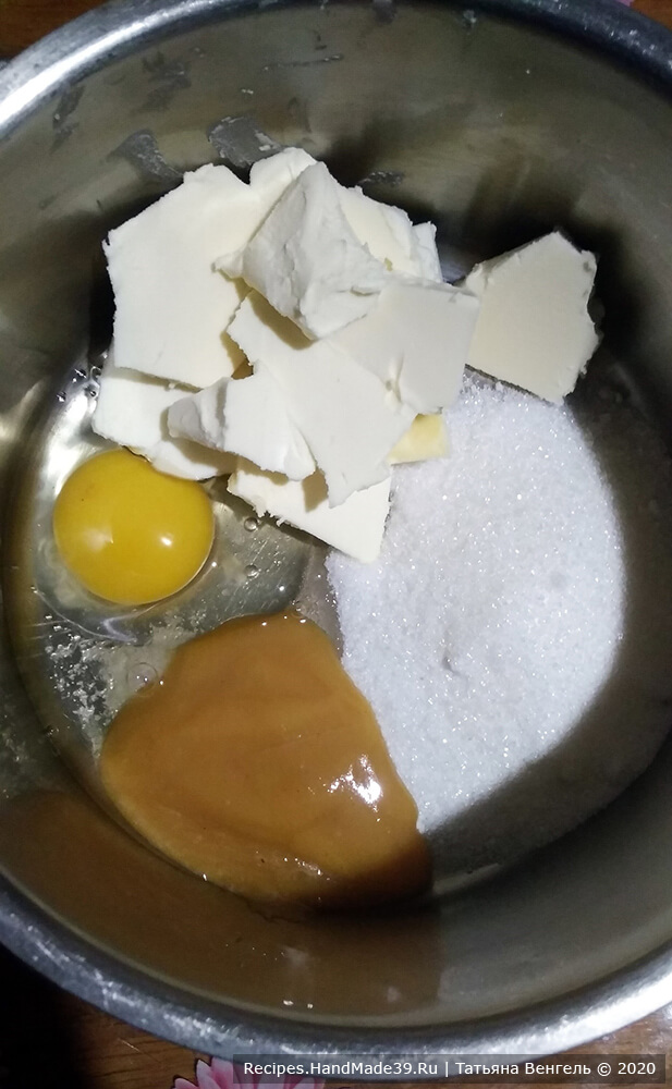 Приготовление теста для медовика: cоединить сахар, яйцо, мёд, соль. Размешать. Добавить сливочное масло, поставить кастрюльку на слабый огонь