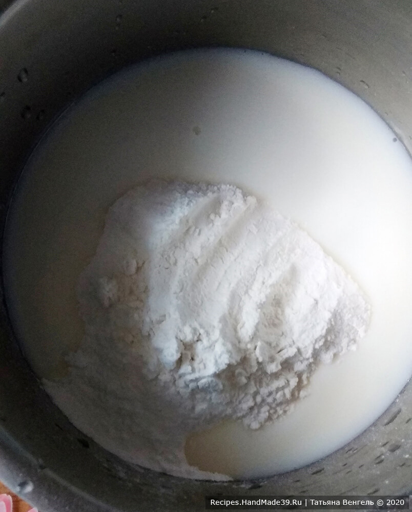 Приготовление заварного крема: смешать муку и крахмал, влить 100 мл молока от общего количества, перемешать, чтобы не было комочков
