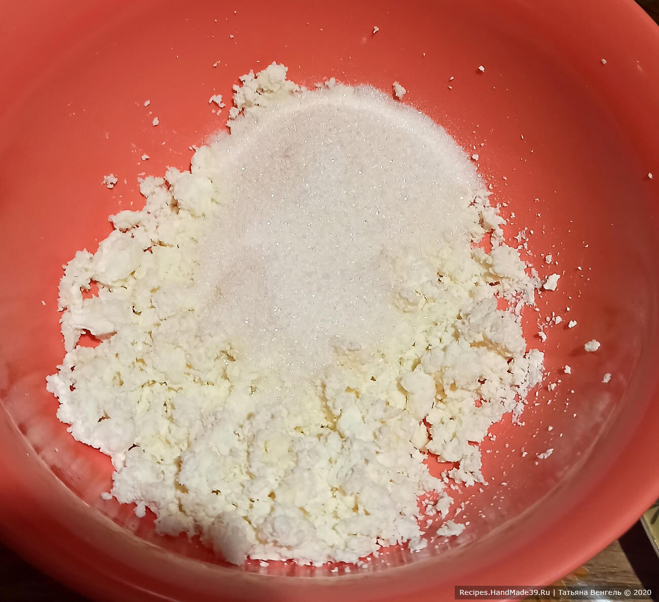 Приготовление творожного теста: смешать творог, соль, сахар, ванильный сахар. Всё размять вилкой