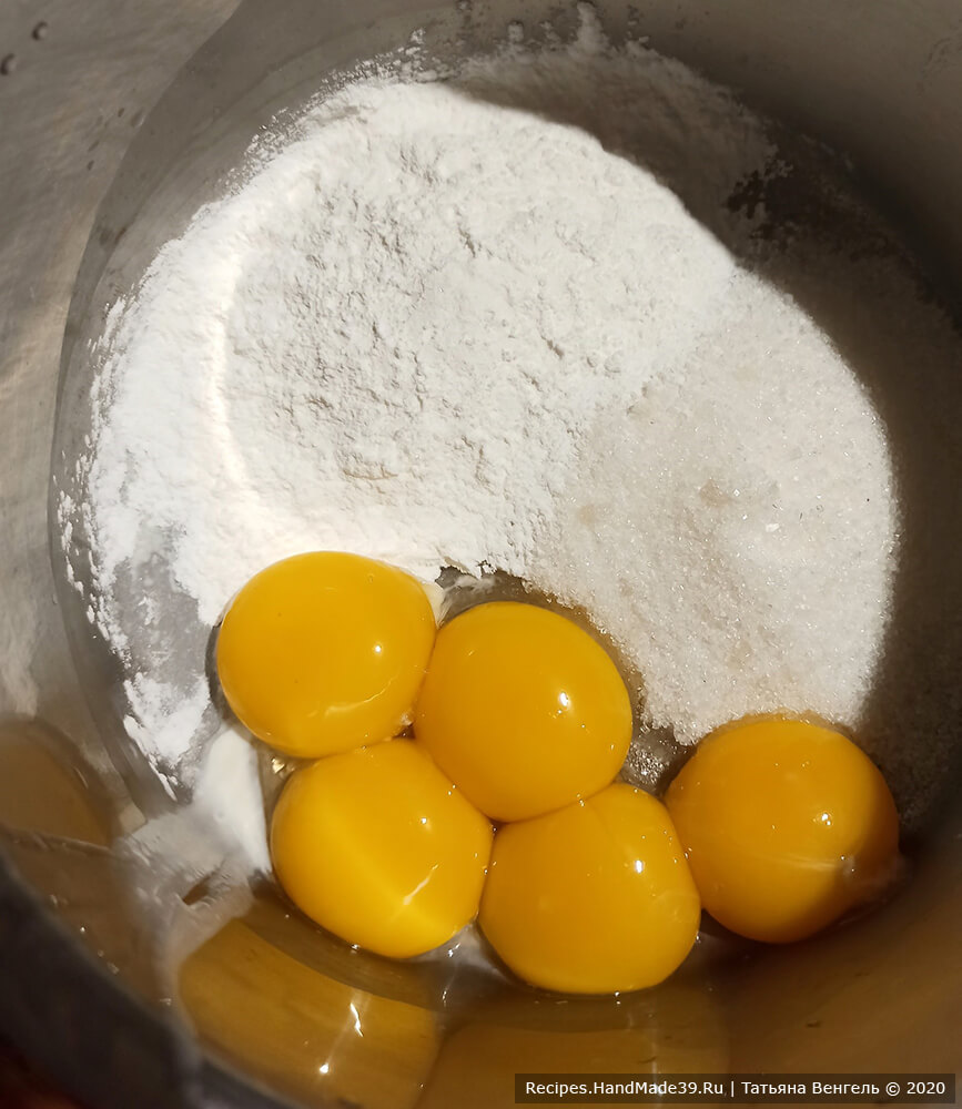 Приготовление заварного шоколадного крема, первая часть: смешать в кастрюле сахар, ванильный сахар, крахмал, яичные желтки