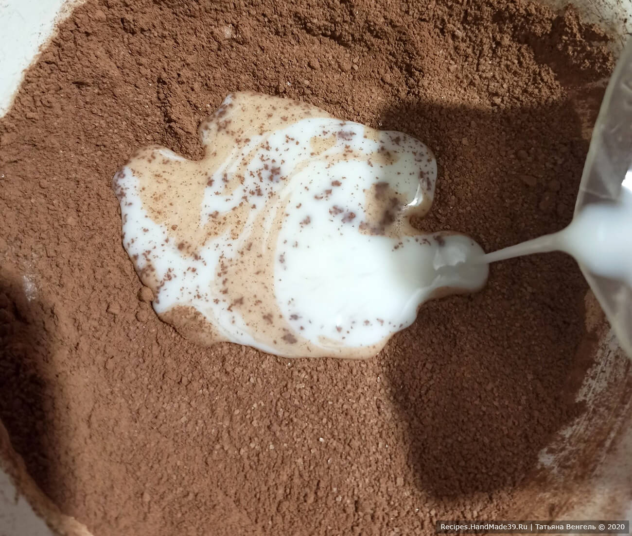 Приготовление заварного шоколадного крема, вторая часть: какао соединить с сахаром, влить молоко, перемешать до однородности