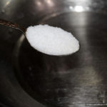 Приготовление теста для вареников: в тёплую воду добавить соль