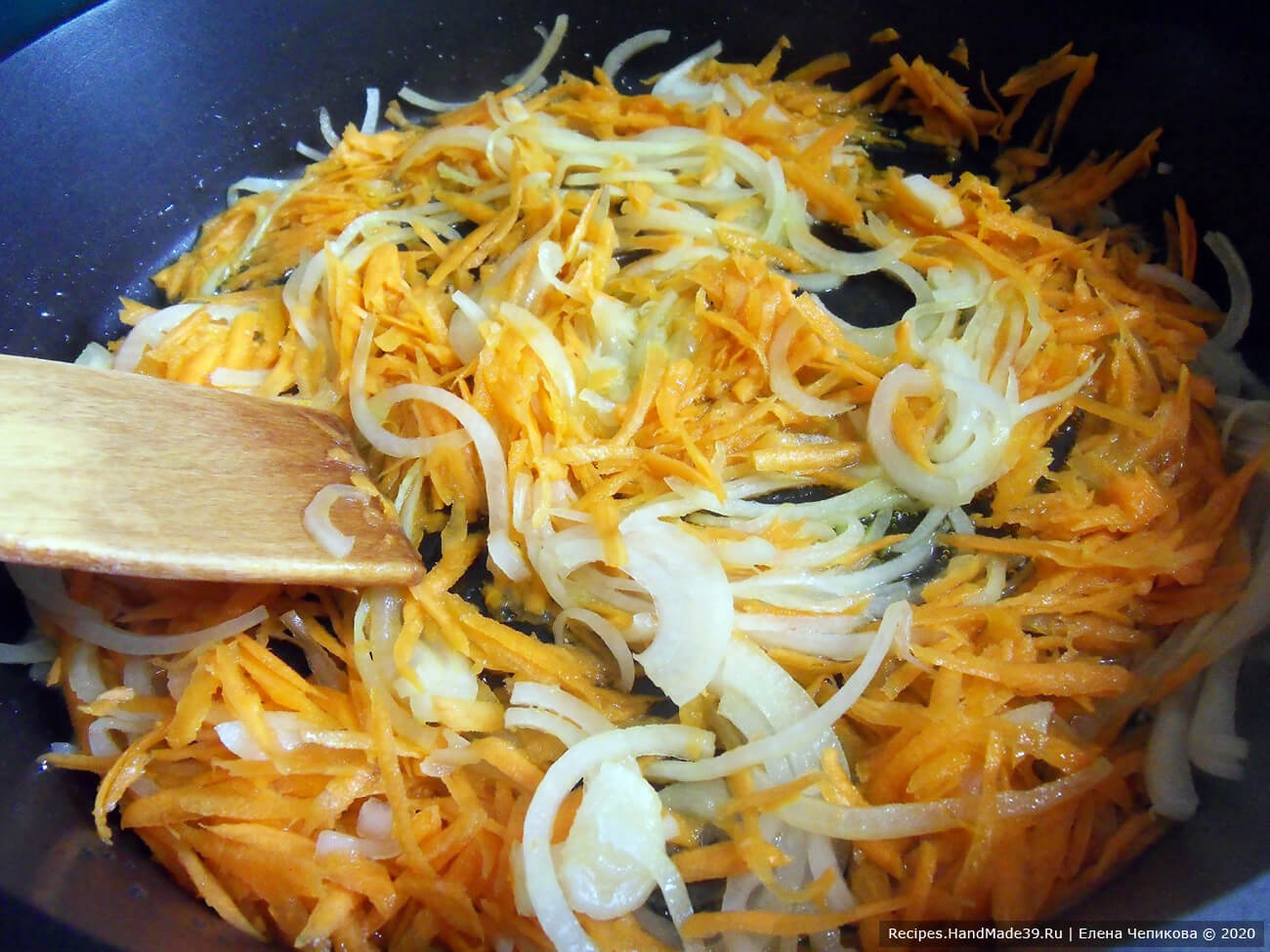 Обжарить морковь и лук на растительном масле в течение 10 минут