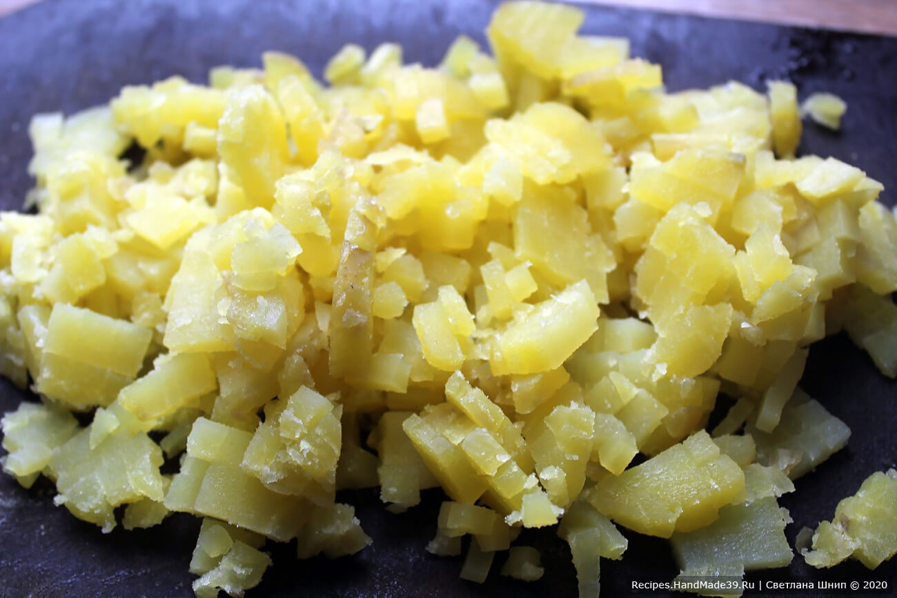 Подготовка ингредиентов салата «Камуфляж»: картофель отварить, очистить, нарезать мелкими кубиками