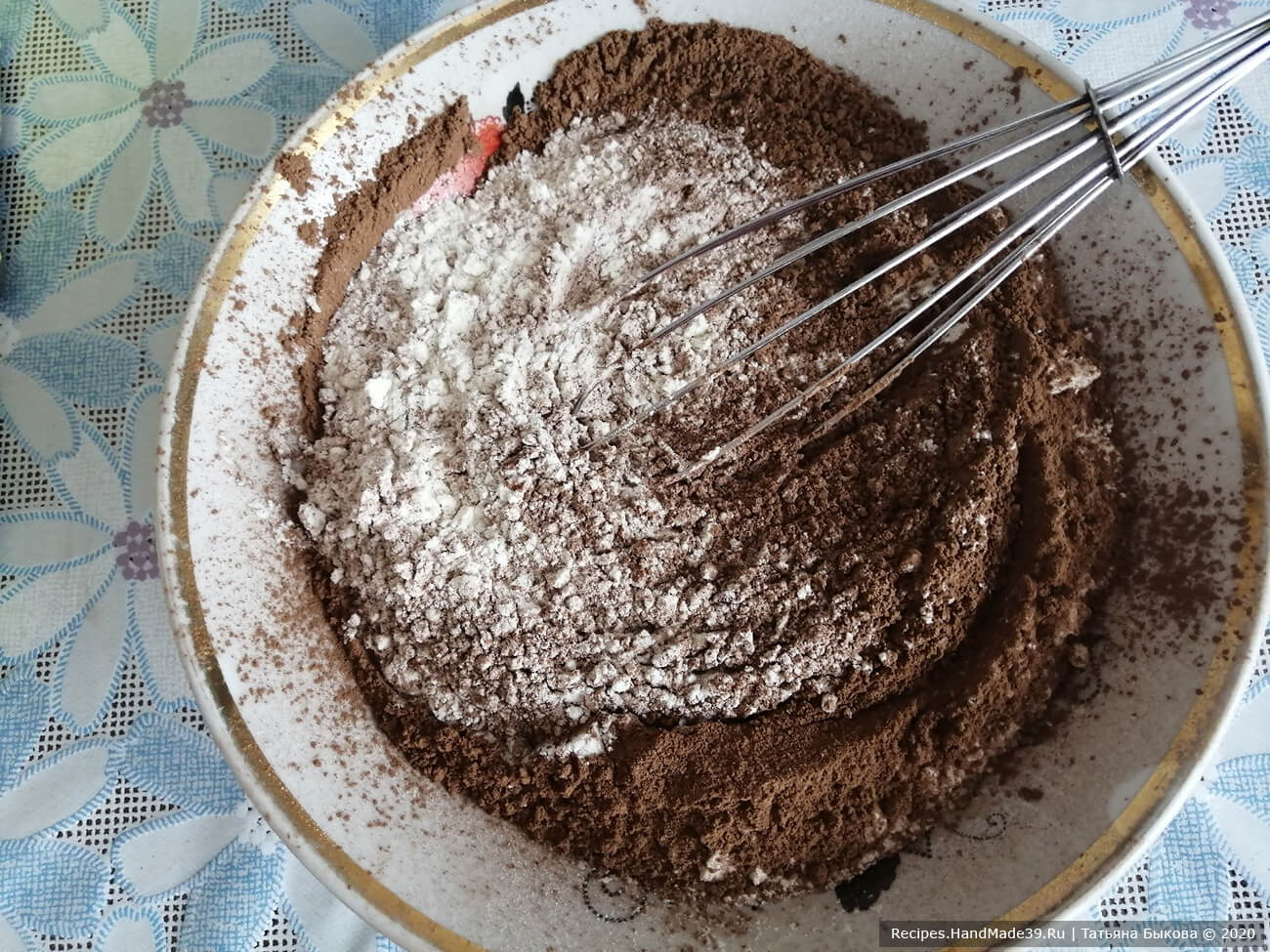 Приготовление бисквита для торта «Шоколадный бархат»: просеять пшеничную муку, какао-порошок и соду, хорошо перемешать венчиком