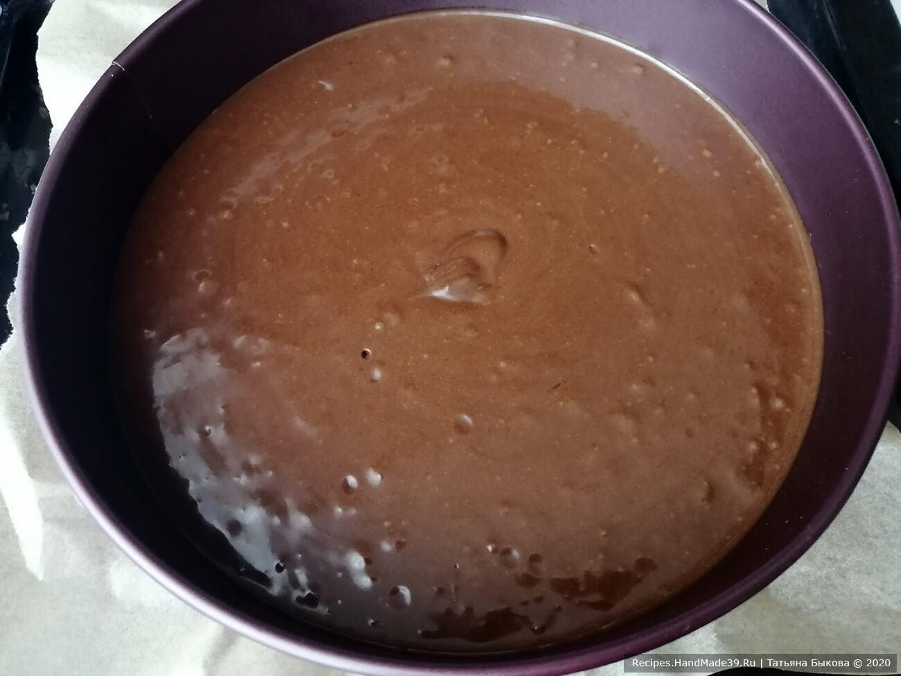 Вылить тесто в форму. Выпекать бисквит 60 минут (до сухой палочки) в духовке, предварительно разогретой до температуры 160 °C