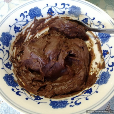Достать из холодильника ранее приготовленный шоколад со сливками и перемешать