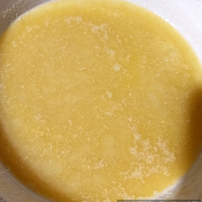 Довести до растворения масла и мёда в однородную массу