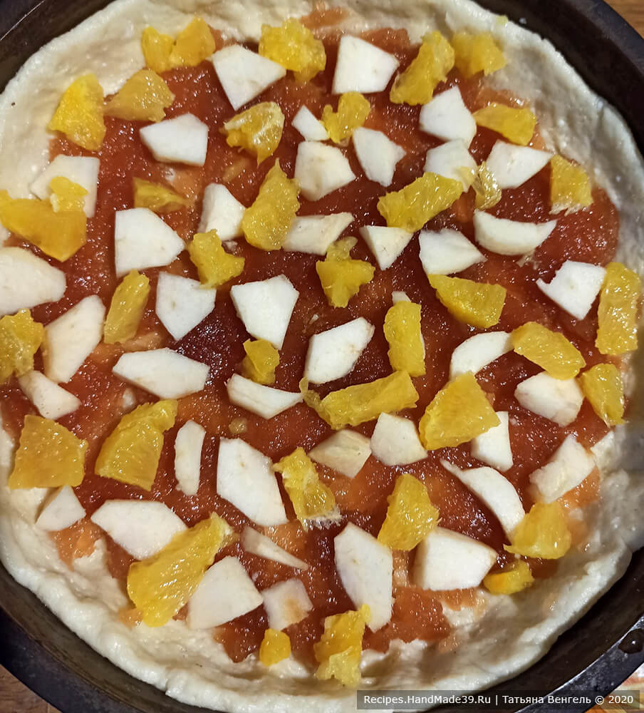 Повидло намазать на тесто, сверху добавить нарезанные яблоко и апельсин