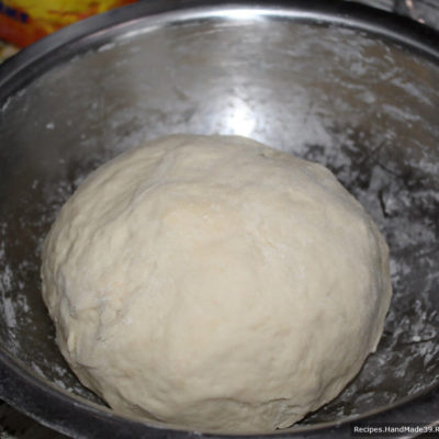 Сформировать шар, накрыть тесто миской или положить в целлофановый пакет, чтобы тесто не подсыхало
