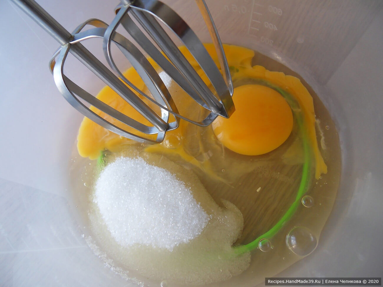 Куриные яйца взбить с сахаром