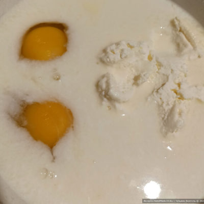 Творожные блины – фото шаг 1. В миску влить подогретый кефир, добавить творожную массу, вбить яйца, хорошо перемешать, посолить