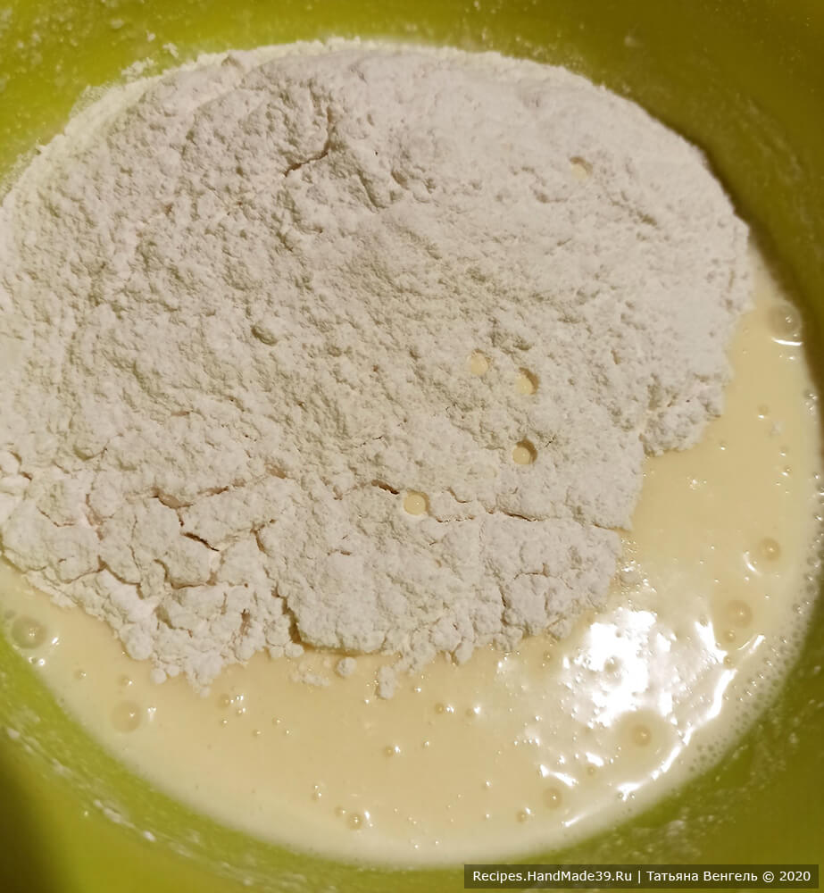 Тесто кефир яйцо мука сода. Блины на кефире с творогом. Сыр творожный для блинов. Блины с творогом и маком.