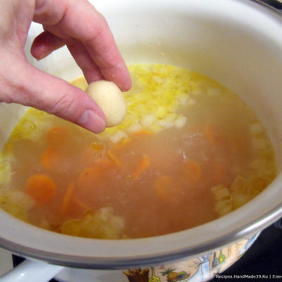 Оставшийся бульон довести до кипения, добавить обжаренные лук и морковь, лавровый лист, душистый перец, соль, манные клёцки