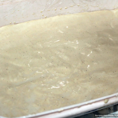 Переложить маршмеллоу в форму с помощью лопатки, смазанной маслом