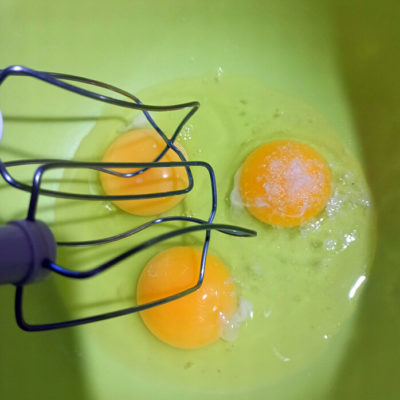 Приготовление теста для «Киндер Молочный ломтик»: яйца, соль взбить миксером 1 минуту