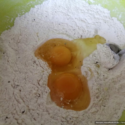 В тесто вбить 2 яйца, остальное молоко и дрожжевую смесь, уже поднявшуюся пенкой