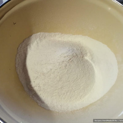 Приготовление бисквита: просеиваем пшеничную муку