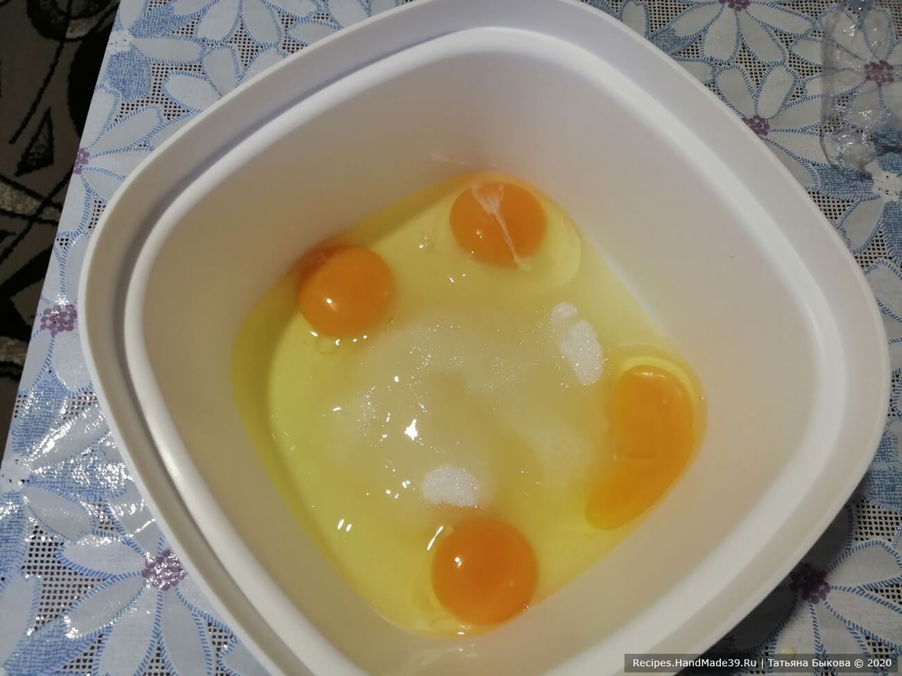 Яйца взбиваем добела с сахаром и соединяем с мучной смесью
