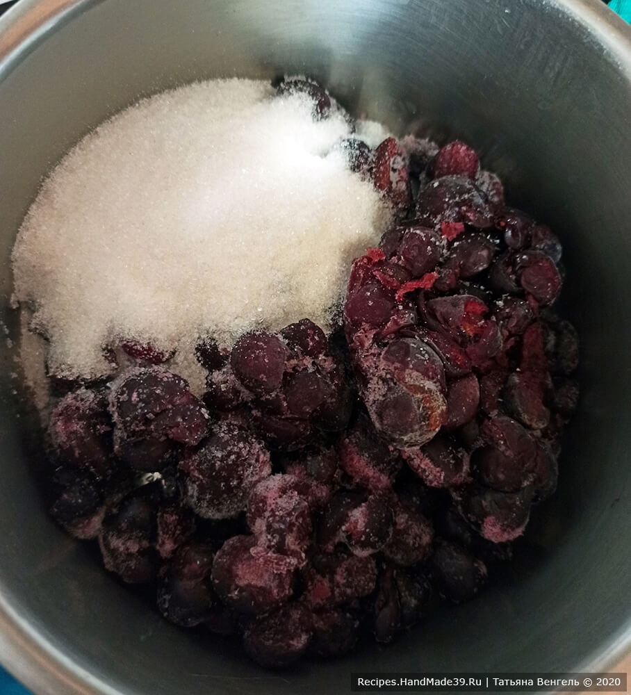 Приготовление ягодной начинки для бисквитного торта: ягоды засыпать сахаром и проварить на огне 5 минут