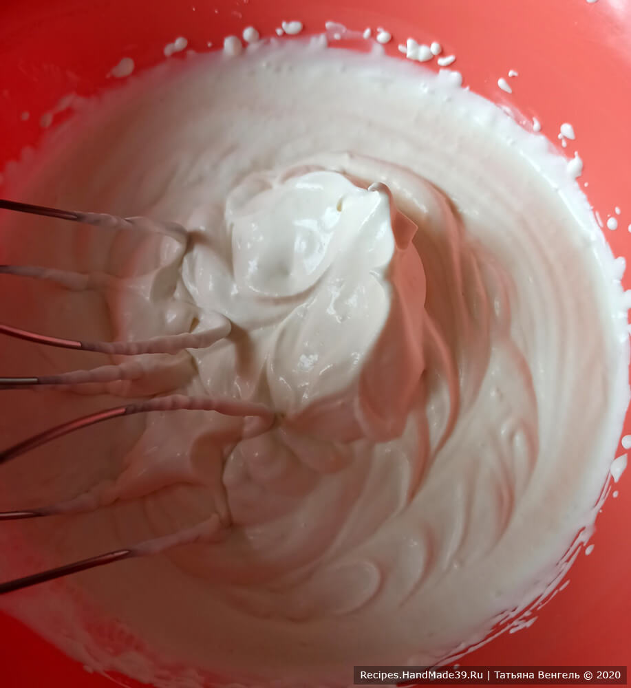 Приготовление крема для бисквитного торта: взбить сметану или жирные сливки до лёгких пиков, влить холодную сгущёнку, снова взбить
