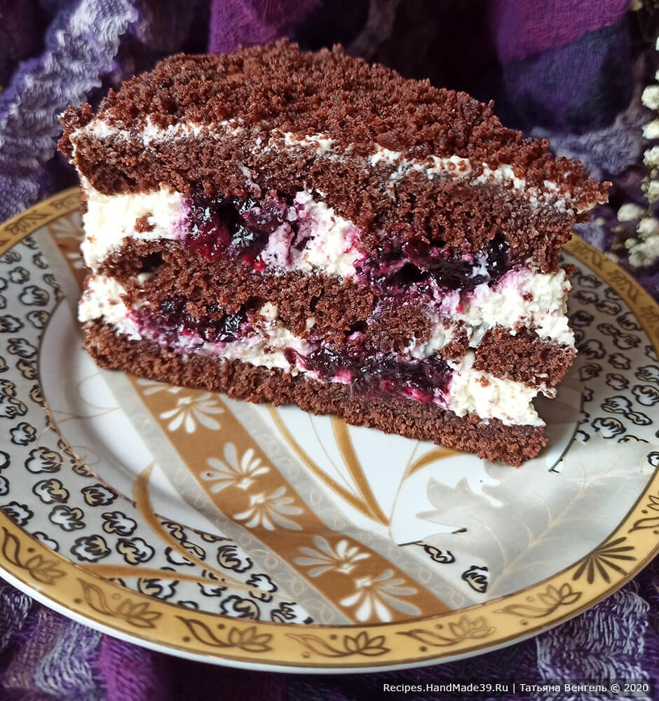 Бисквитный торт с клубничной начинкой и творожным кремом