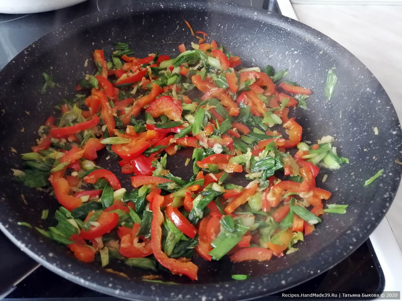 Разогрейте оливковое масло в сковороде и обжарьте лук, чеснок, имбирь и перец до мягкости