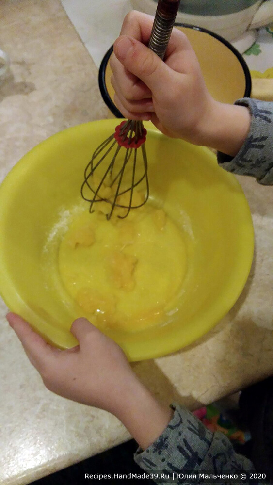 Приготовление ванильного заварного крема: разотрите яичные желтки с половиной порции сахара до однородного состояния