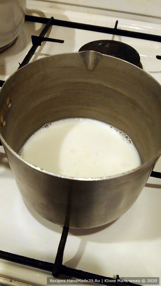 Вторую часть порции молока поставьте на огонь