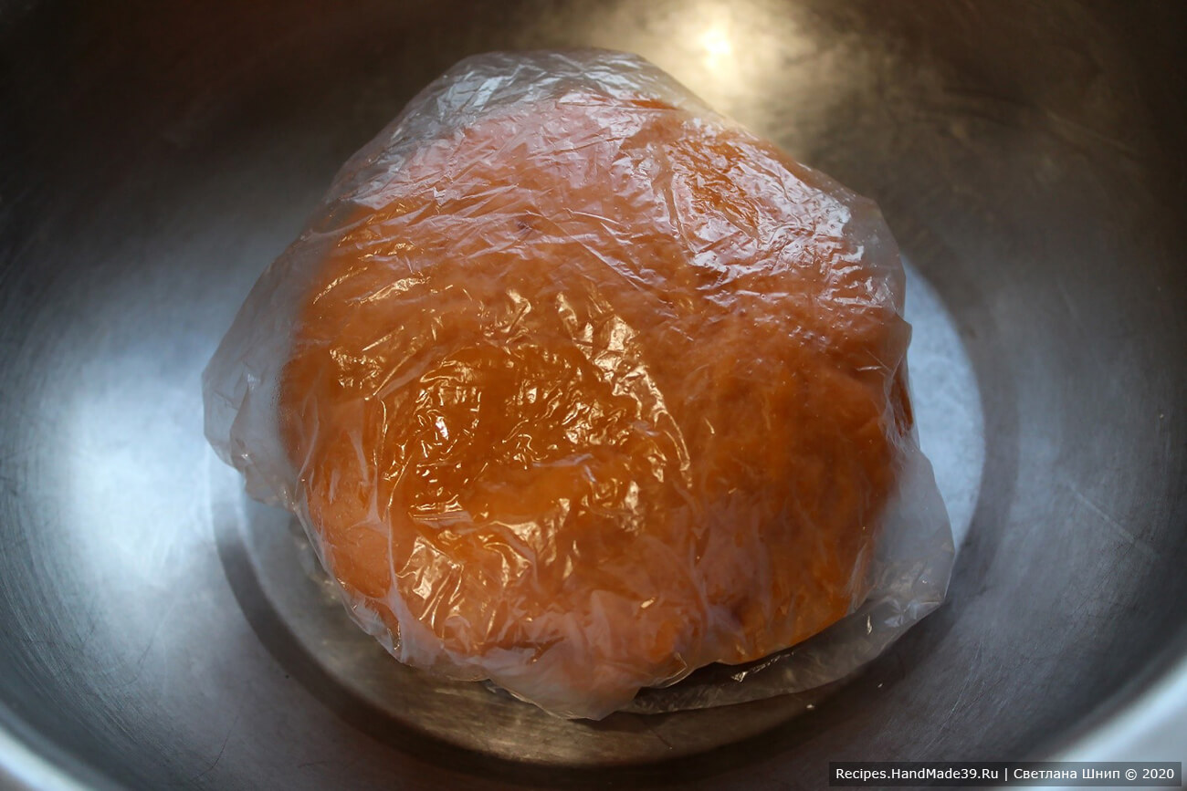 Собрать тесто в шар, затянуть пищевой плёнкой. Положить в холодильник на 30 минут