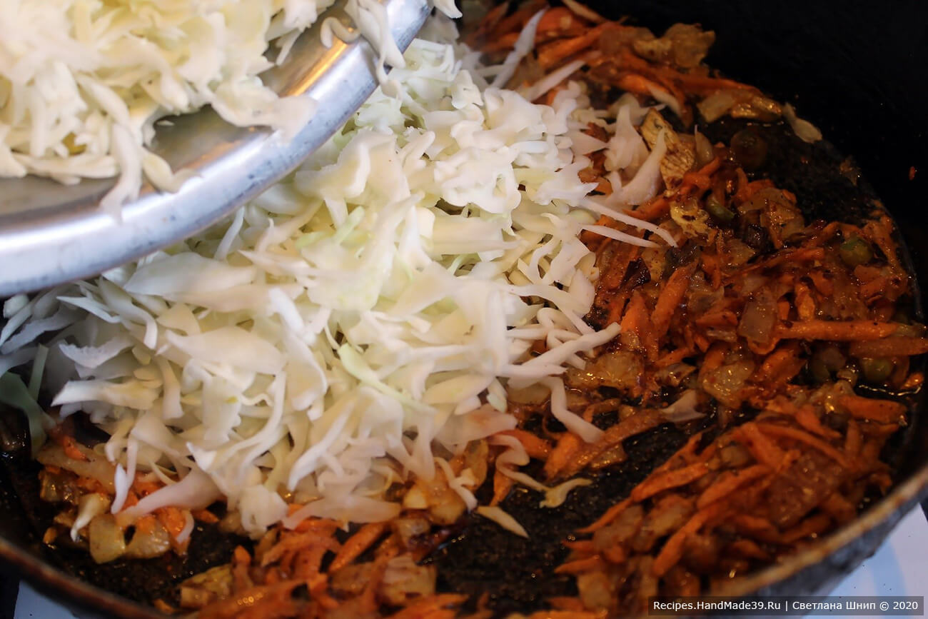 Капусту мелко нарезать, добавить к моркови и луку, продолжать обжаривать