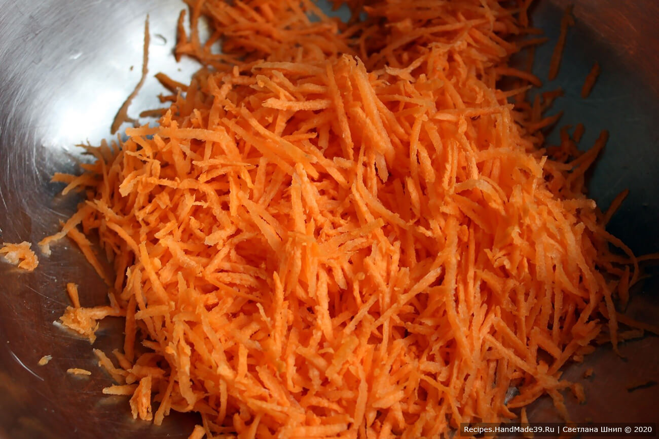 Морковь вымыть, очистить, натереть на среднюю тёрку