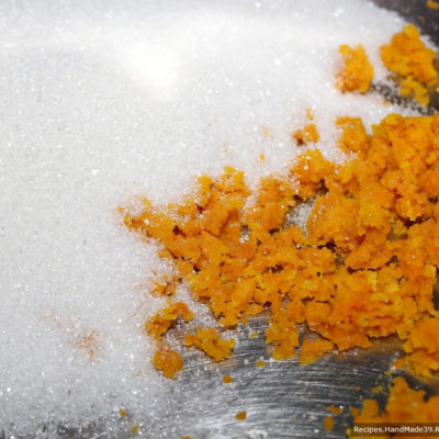 Растереть цедру апельсина с сахаром