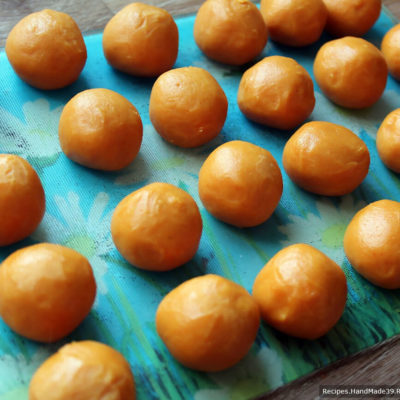 Из теста сформировать небольшие шарики с грецкий орех