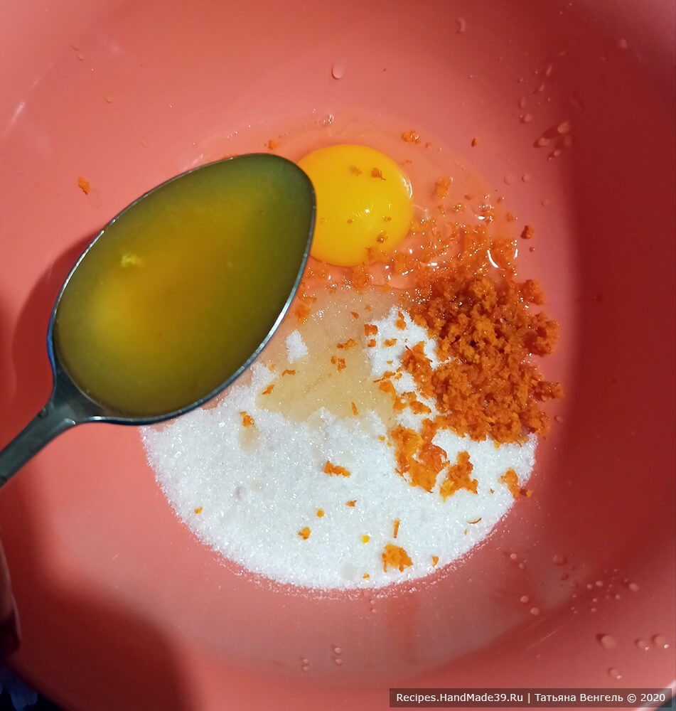 Как испечь быстрое мандариновое печенье: смешать яйцо, сахар, цедру и сок мандарина, соль