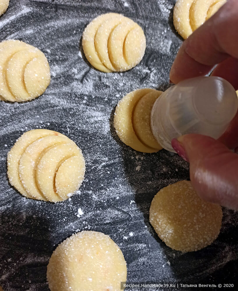 Сделать на каждом печенье надрезы круглой выемкой