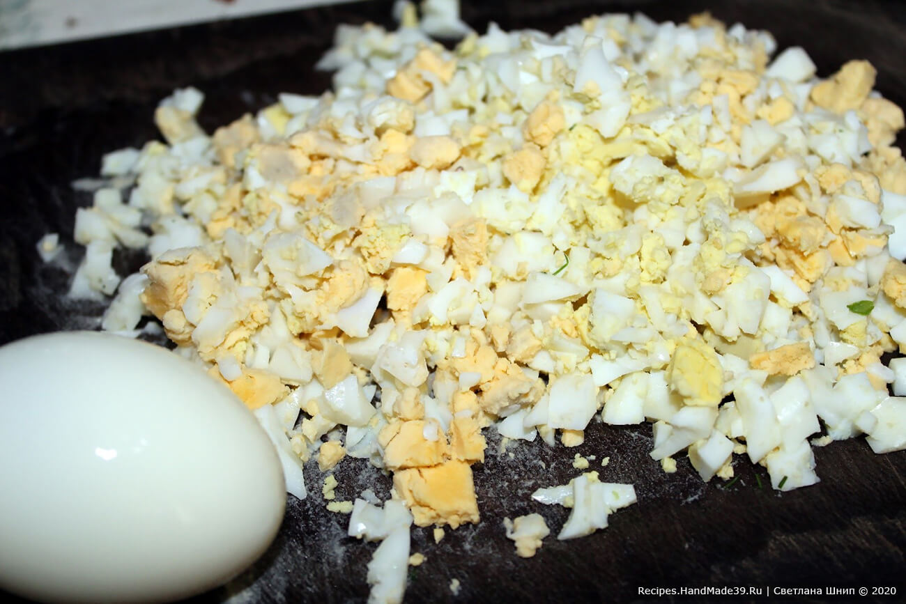 Яйца отварить вкрутую, очистить, произвольно нарезать