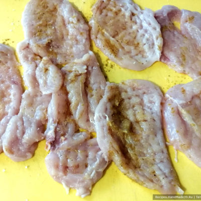Отбитое куриное филе солим, перчим и посыпаем приправой карри