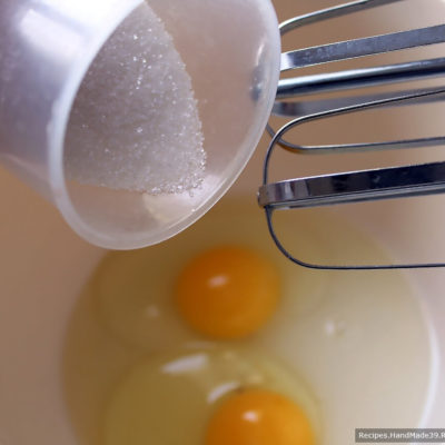 Соединить яйца и сахар